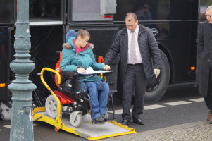 Bei jeder Fahrt wurden Rollstühle per Rampe aus dem Bus und wieder hineingeholt.
