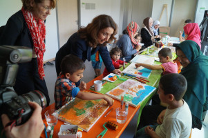 MdB Ulrike Bahr und Staatsministerin Aydan Özoğuz besuchten die afghanische Mutter-Kind-Gruppe der Stadtteilmütter.