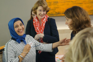 Gute Laune und gegenseitige Wertschätzung beim Besuch der Staatsministerin bei den Stadtteilmüttern.