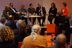 Die beiden Bundestagsabgeordneten Gabriele Fograscher (links) und Ulrike Bahr (rechts) mit ihren Podiumsgästen.