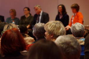 Rund 90 Zuhörer verfolgten die Diskussion in der Stadtbücherei.