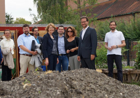 Gruppenbild mit Erdhaufen im Nachbarschaftsgarten in der Neuhoferstraße.