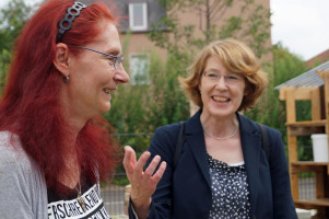 MdB Ulrike Bahr mit einer der Sprecherinnen des Nachbarschaftsgarten in Oberhausen.