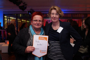 MdB Ulrike Bahr und Elke Ferner, Parlamentarische Staatssekretärin bei der Bundesministerin für Familie, Senioren, Frauen und Jugend.