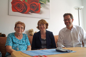 Erika Sporrer (links) wohnt im Betreuten Wohnen der AWO am Dreiauenplatz und lud MdB Ulrike Bahr und den Staatssekretär Florian Pronold auf ihr Sofa ein.