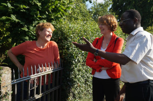 Gespräch am Gartenzaun. MdB Ulrike Bahr mit der Gartenpächterin Susanne Thoma und MdB Dr. Karamba Diaby in der Kleingartenanlage Uhlandstrasse.