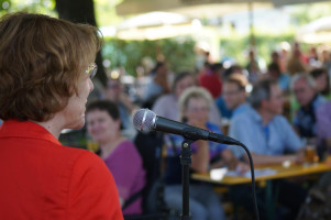 Gute Stimmung im Biergarten bei der Diskussionsveranstaltung.