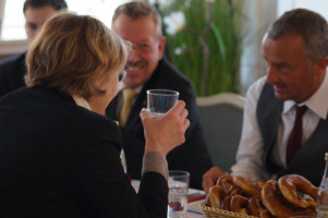 Gespräch im Günzburger Rathaus bei schwäbischem Gänsewein und Brezeln.