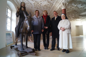 Die drei schwäbischen Bundestagsabgeordneten mit Schwester Alberta neben Jesus auf dem Palmesel, 1456 von dem Ulmer Künstler Hans Multscher geschaffen.