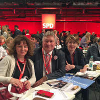 Die Bundestagsabgeordneten Martina Stamm-Fibich, Martin Burkert und Ulrike Bahr auf dem Parteitag in Berlin.