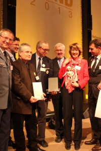 Ulrike Bahr gratuliert mit der Marionette Sani