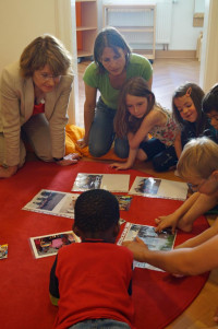 "Wie feiert ihr zuhause ein Fest?" MdB Ulrike Bahr zu Besuch in der Kita Kindernest in Pfersee.