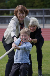 Mit der Kraft der älteren Generation zum Sieg am Tau!