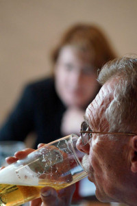 Bier und politische Gespräche beim Ortstermin in Lechhausen.