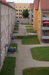 Links neu, rechts alt: am Dreiauenplatz in Augsburg-Oberhausen besitzt die WGB zahlreiche Wohnhäuser.