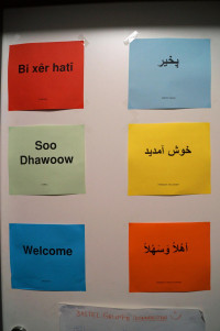 "Willkommen" auf kurdisch, pashto, somalisch, persisch, englisch und arabisch (von oben links nach unten rechts).