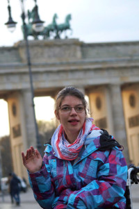 Franziska Ottlik vor dem Brandenburger Tor.