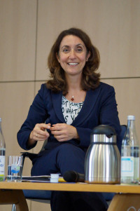 Staatsministerin Aydan Özoğuz auf dem Podium während der Fachkonferenz.