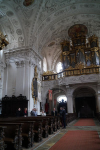 Barocke Pracht im Inneren der ehemaligen Stiftskirche Mariä Himmelfahrt, heute Pfarrkirche der Gemeinde Kammeltal.