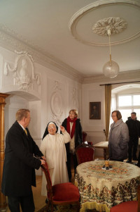 Schwester Alberta zeigt den Bundestagsabgeordneten das Papstzimmer im Kloster Wettenhausen.