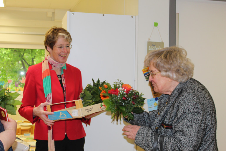 Mit einem kleinen Blumenstrauß bedanke ich mich auch bei der ehrenamtlichen Mitarbeiterin der Bücherei St. Elisabeth. Sie versorgt die Kinder mit Lesestoff.